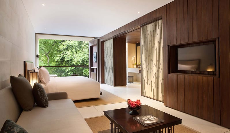 DELUXE SUITE BEDROOM